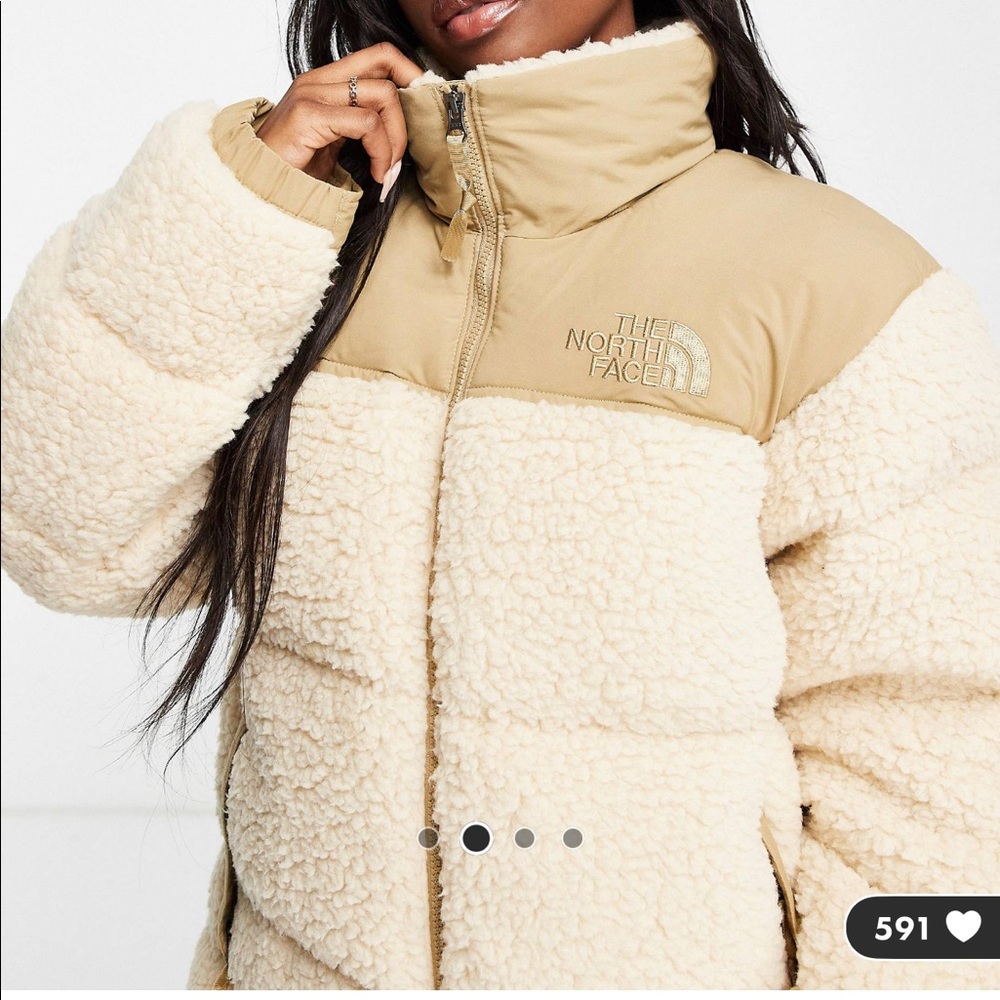 NWT. The North Face Nuptse Sherpa coat in Beige. SIZE Small Unisex. Relaxed fit.